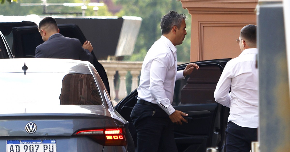 Un juez cercano a los Menem habilitó la feria para voltear el DNU de la SIDE de Santiago Caputo