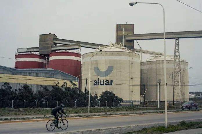 Eliminaron una protección al aluminio que favorecía a Aluar, otra empresa del dueño de Fate