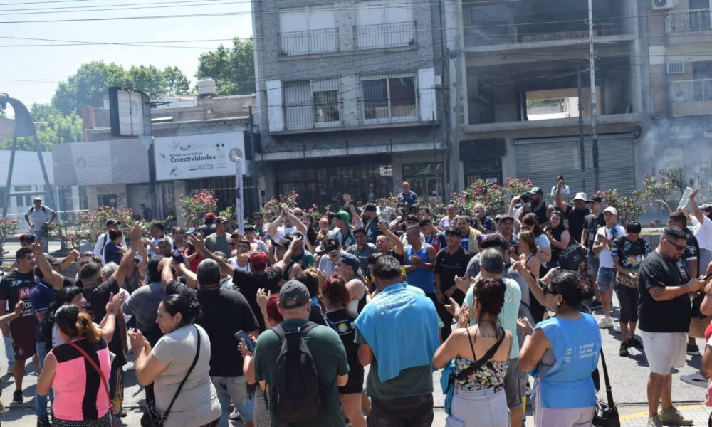 Lanús: Álvarez despidió 80 barrenderos y toman medidas