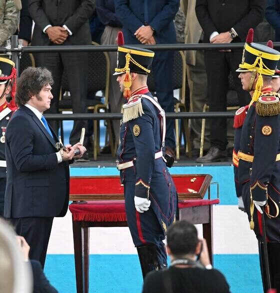 Milei entregó el sable corvo de San Martín a los Granaderos