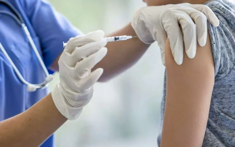 Preocupan los bajos niveles de vacunación: adelantan la inoculación contra el sarampión y la gripe