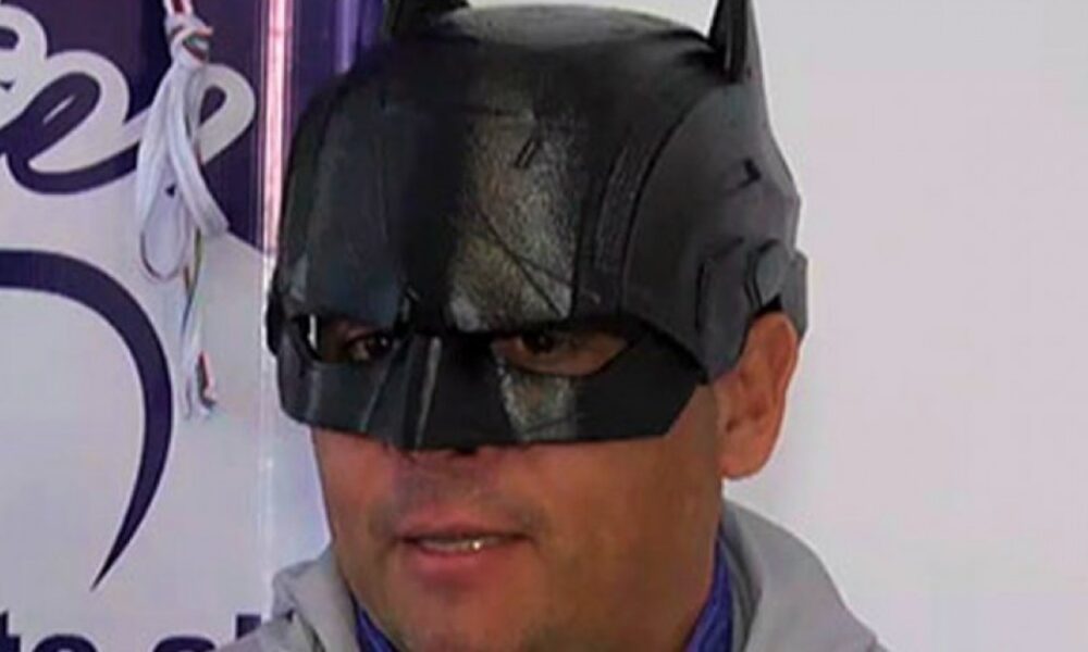 Bronca de los libertarios con el Batman entrerriano porque fue a ver a Lali y lo putearon a Milei