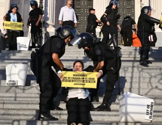 Detuvieron a 12 activistas en el Congreso que protestaban contra la reforma a la Ley de Glaciares
