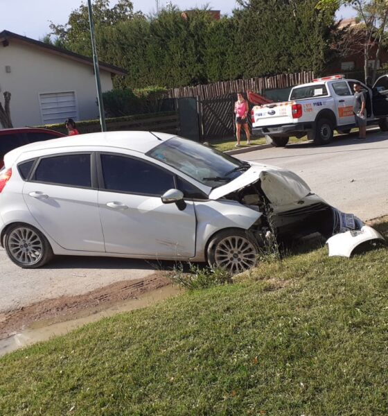 Hospitalizan a una mujer que sufrió heridas en un choque