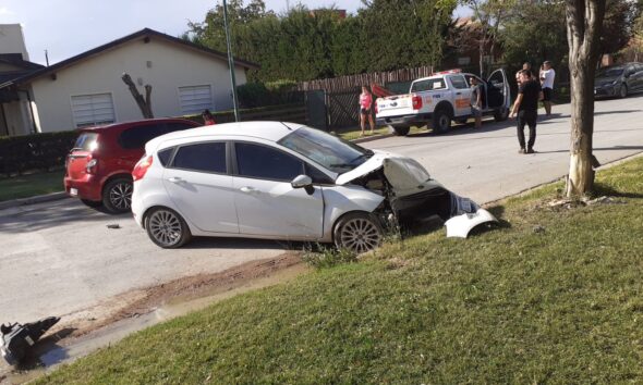 Hospitalizan a una mujer que sufrió heridas en un choque