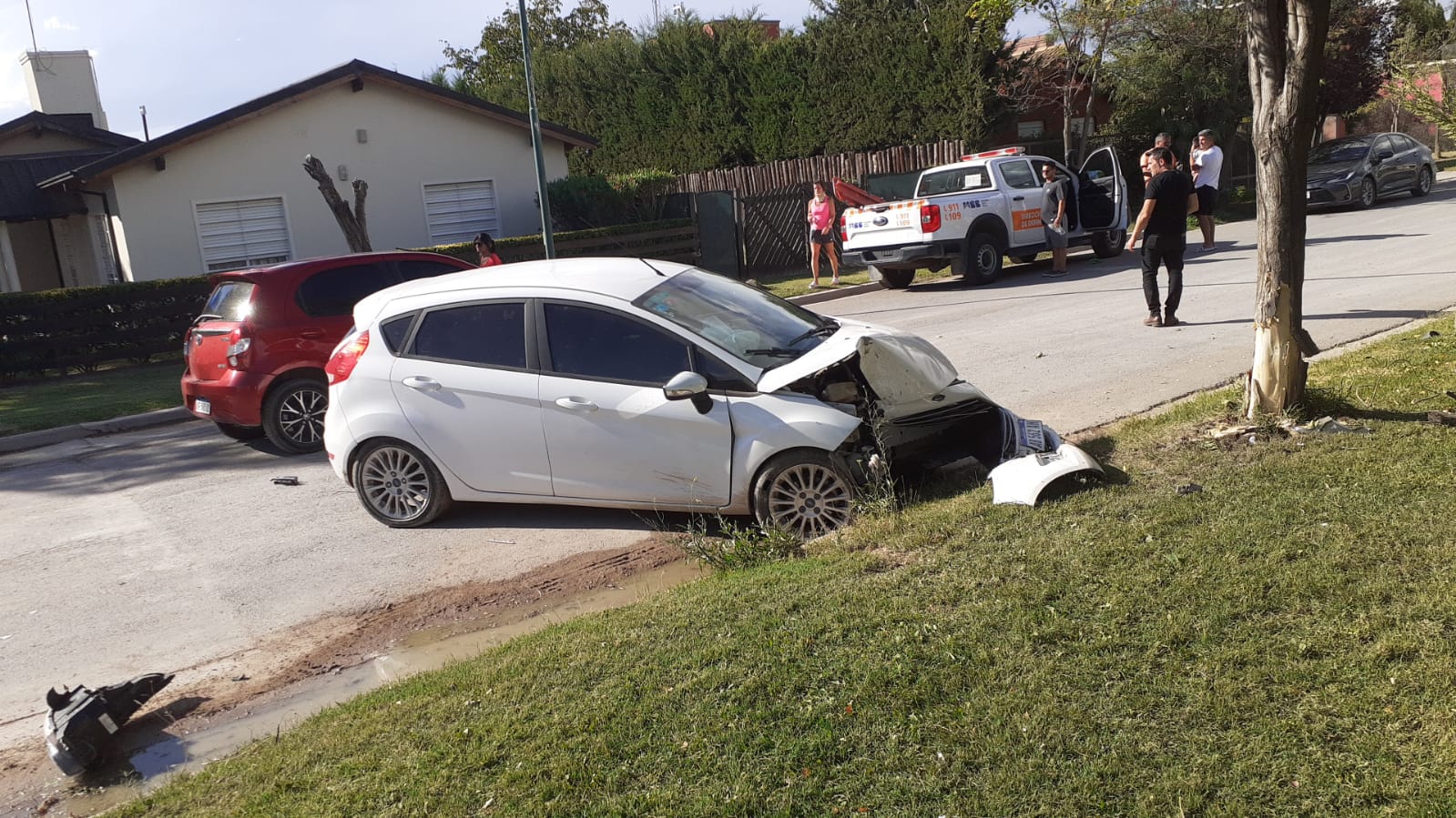 Hospitalizan a una mujer que sufrió heridas en un choque