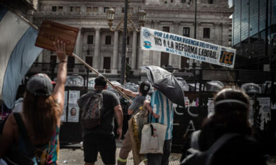 El Senado aprobó la reforma laboral con incidentes, detenidos y Kicillof en las calles