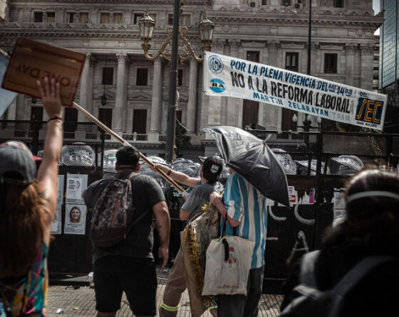 El Senado aprobó la reforma laboral con incidentes, detenidos y Kicillof en las calles