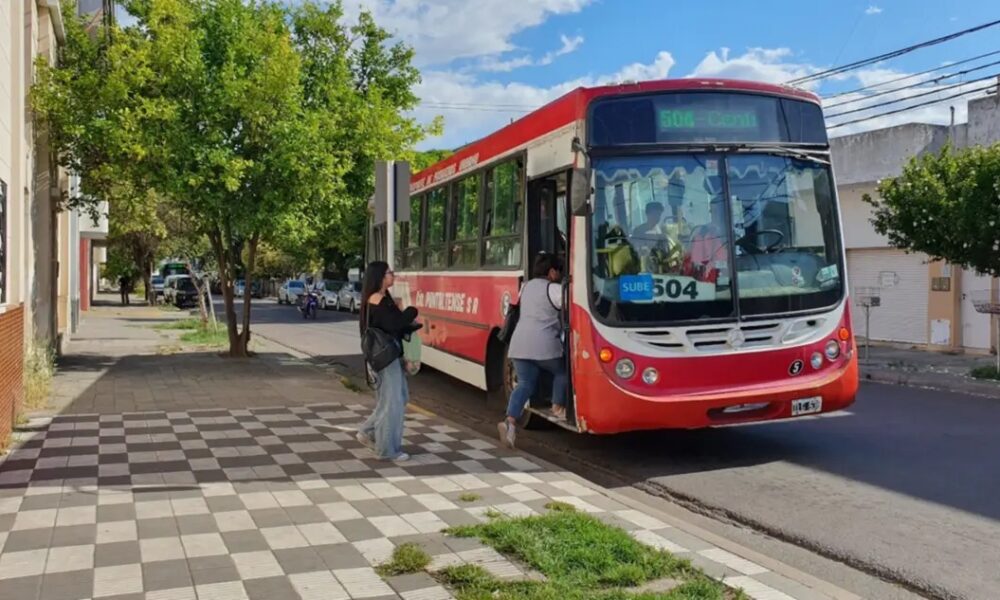 Una empresa de colectivos de Coronel Rosales dejó de operar y el intendente declaró la emergencia del servicio