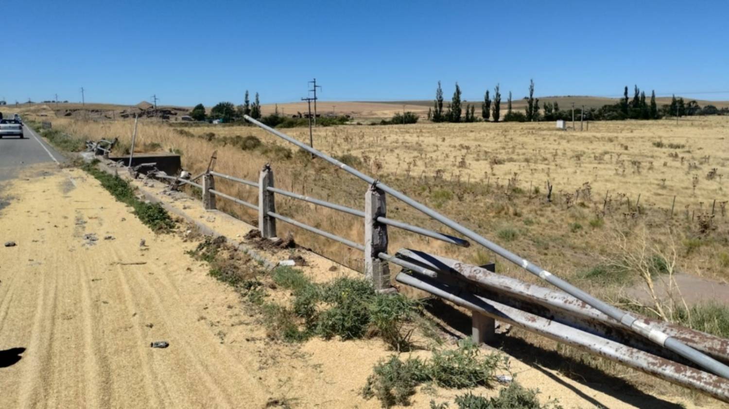 Un camión protagonizó un espectacular choque contra un puente en la Ruta 51