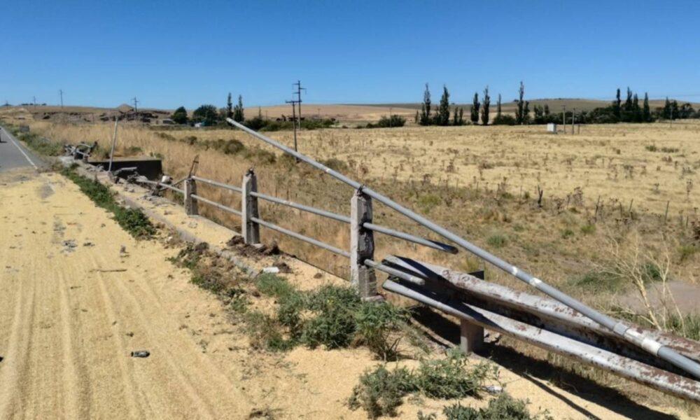 Un camión protagonizó un espectacular choque contra un puente en la Ruta 51