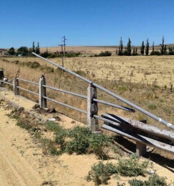 Un camión protagonizó un espectacular choque contra un puente en la Ruta 51