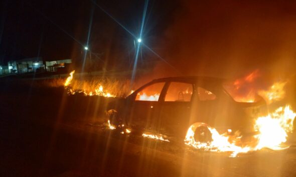 Un auto se incendió en la ruta 33