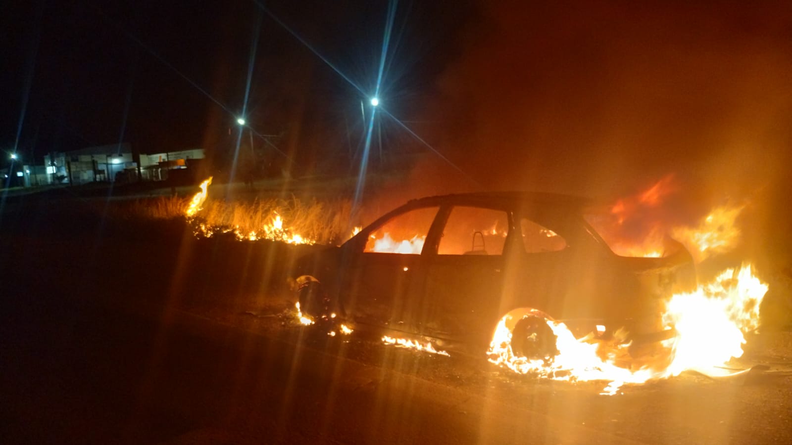 Un auto se incendió en la ruta 33