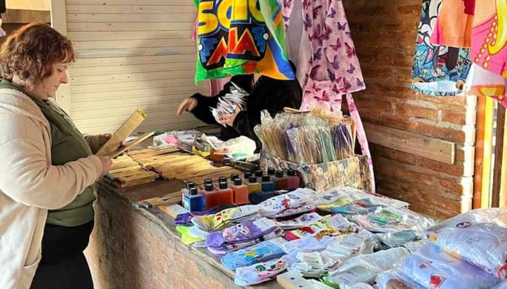 La feria de emprendedores se suma a las propuestas de carnaval en la Plaza Papa Francisco