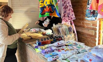 La feria de emprendedores se suma a las propuestas de carnaval en la Plaza Papa Francisco