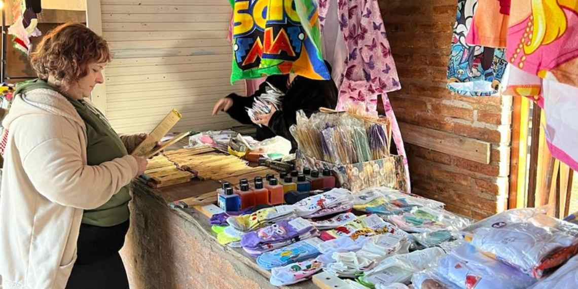 La feria de emprendedores se suma a las propuestas de carnaval en la Plaza Papa Francisco