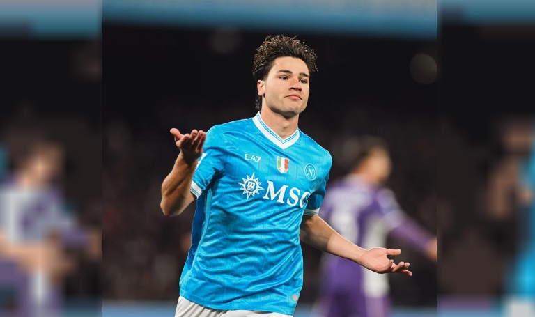 Napoli le ganó a Fiorentina y mantiene viva la ilusión en la Serie A de Italia