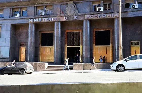 Deuda: el Tesoro logró renovar más del 100% de los vencimientos, pero a una tasa de casi 40%