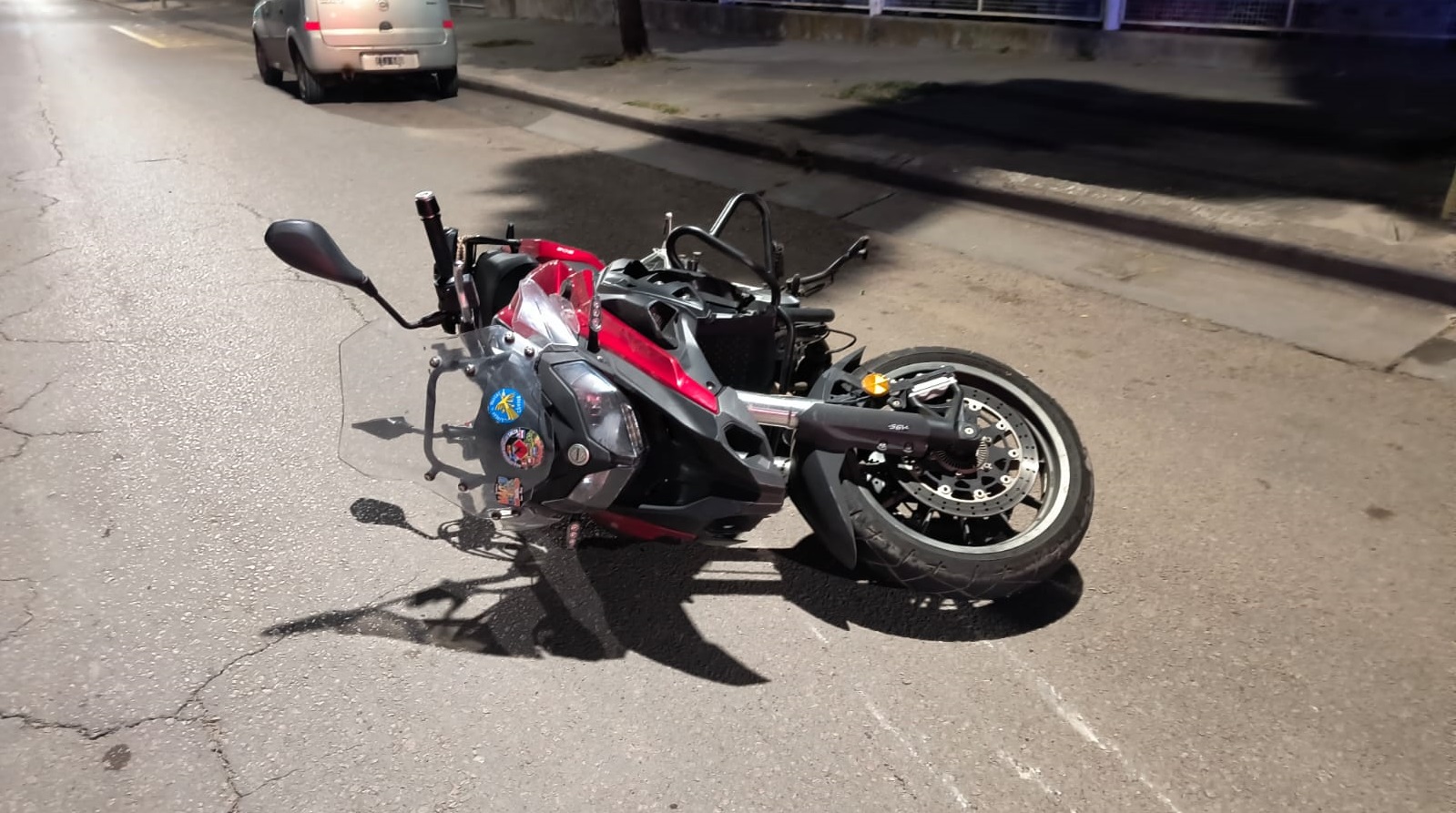 Hospitalizan a un hombre que sufrió heridas en un siniestro vial