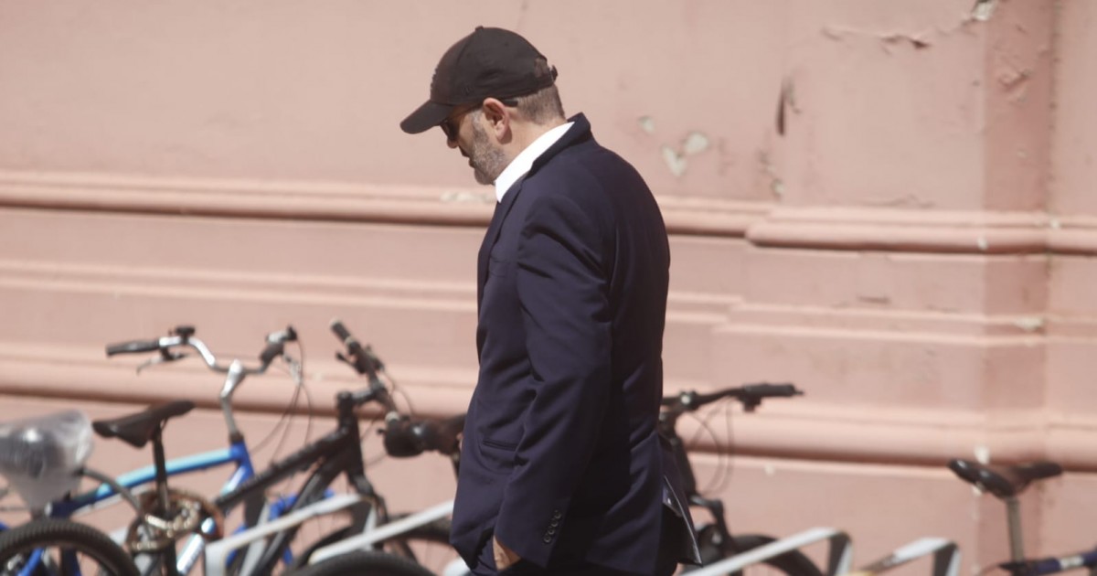 Bronca en la Rosada con Sturzenegger porque complicó al Gobierno con la cláusula de licencias