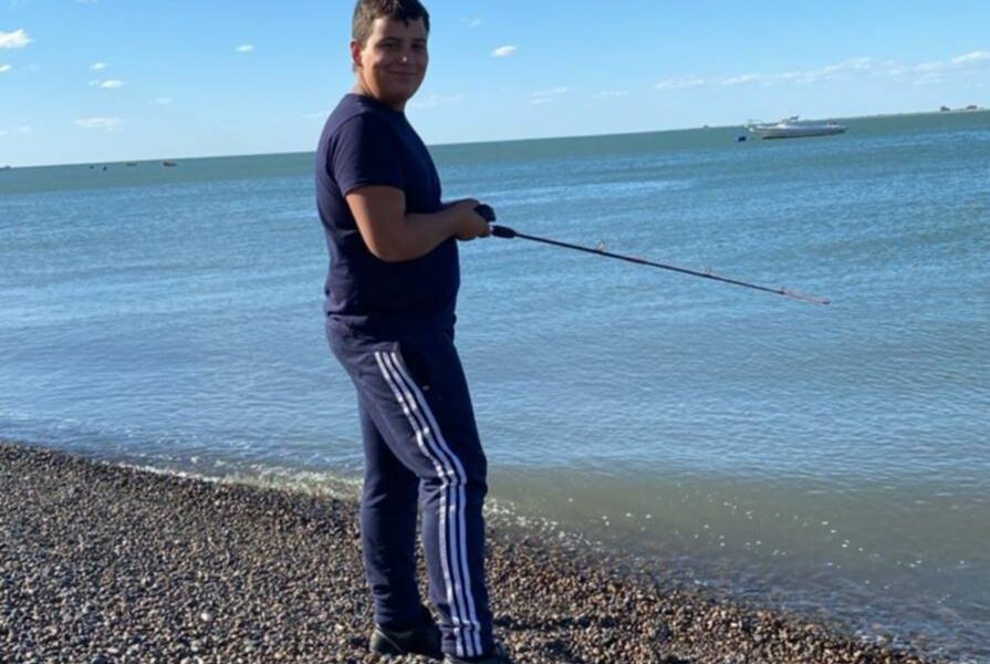 Es de Villalonga, tiene 13 años, y graba videos para ayudar a la gente a vivir mejor