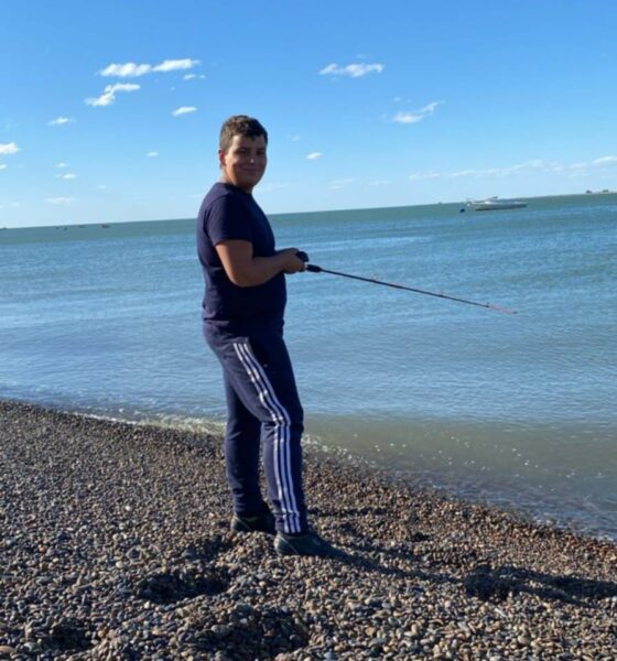 Es de Villalonga, tiene 13 años, y graba videos para ayudar a la gente a vivir mejor