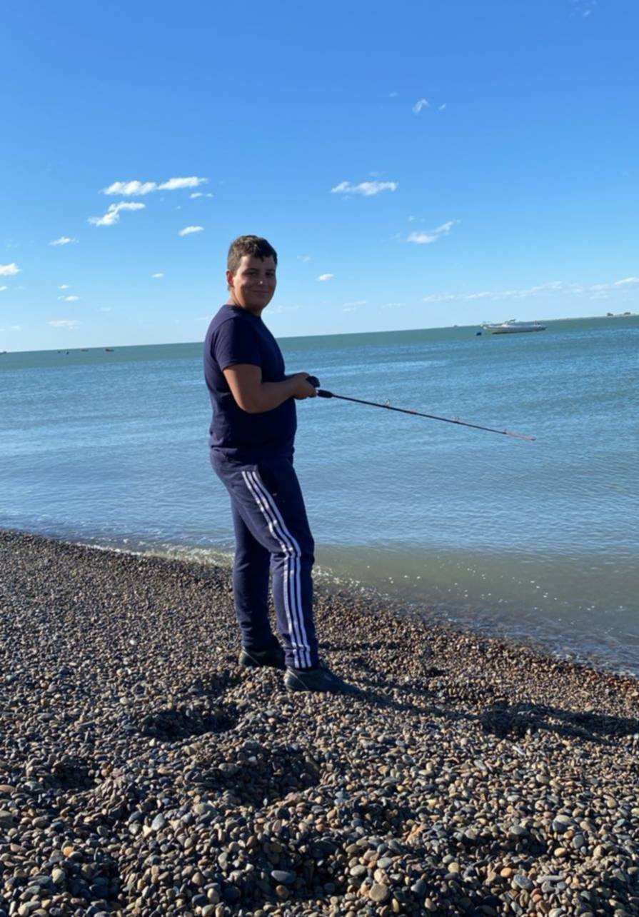 Es de Villalonga, tiene 13 años, y graba videos para ayudar a la gente a vivir mejor