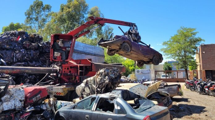 El Municipio avanza con un nuevo operativo de compactación de vehículos abandonados