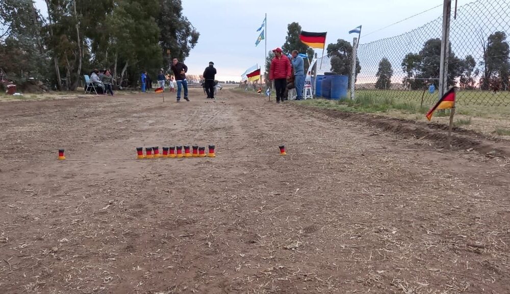 Coronel Suárez celebra la 11° Strudel Fest con el tradicional “juego de huesos”, similar a las bochas
