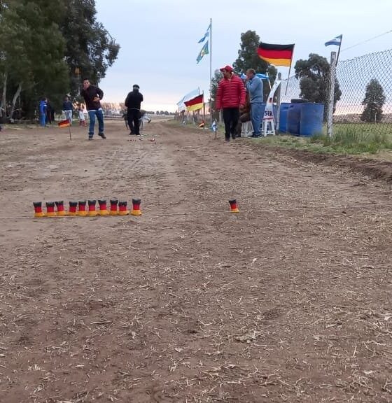 Coronel Suárez celebra la 11° Strudel Fest con el tradicional “juego de huesos”, similar a las bochas