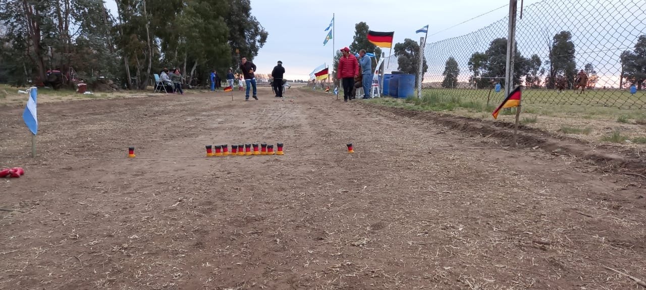 Coronel Suárez celebra la 11° Strudel Fest con el tradicional “juego de huesos”, similar a las bochas
