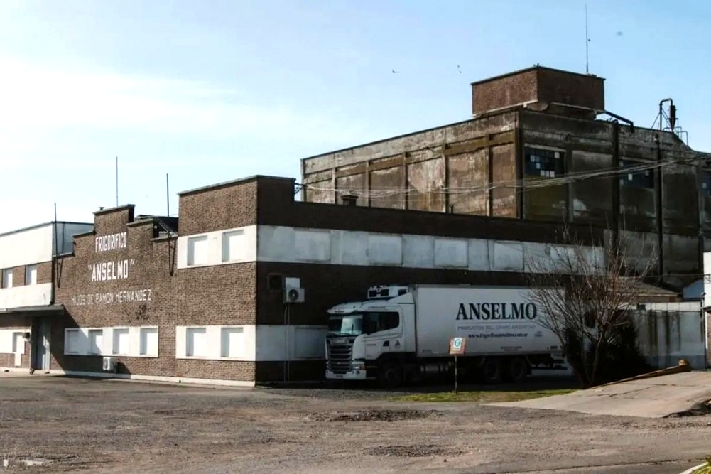 Tres Arroyos: Reabrió el frigorífico Anselmo con 70 operarios