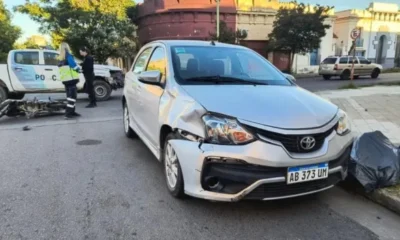 Fuerte choque entre una moto y un auto