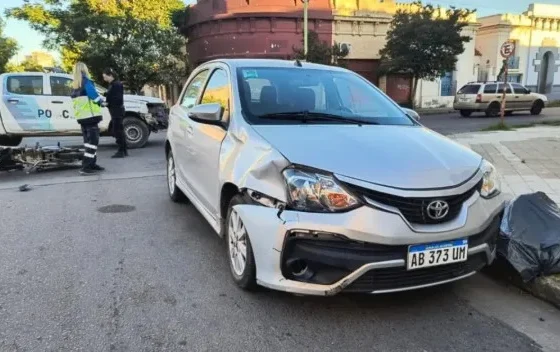 Fuerte choque entre una moto y un auto