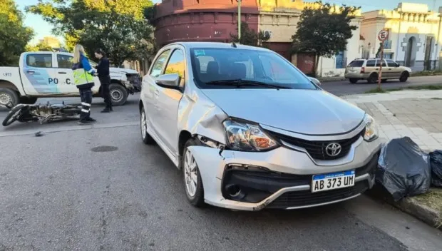 Fuerte choque entre una moto y un auto