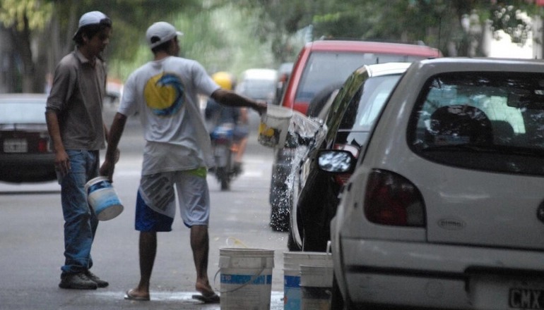 Concejal bahiense busca prohibir a los “cuidacoches” en la ciudad: “Esa gente existe y algo hay que hacer”