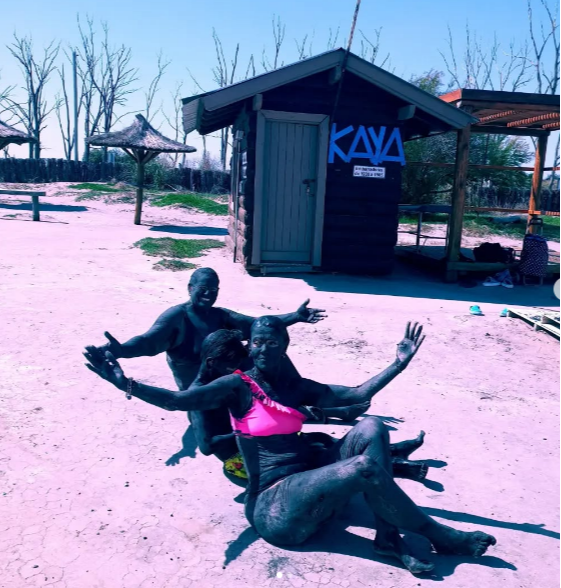 Escuchar a la tierra: Marina Schmidt, casi 10 años como embarradora de Epecuén