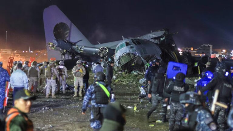 Se estrelló un avión en Bolivia que transportaba dinero: al menos 20 muertos