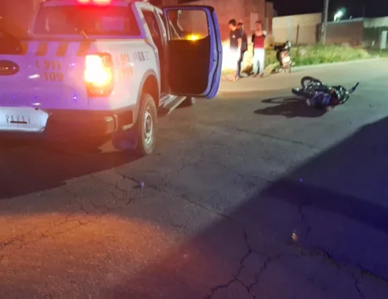 Esta madrugada un joven motociclista sufrió lesiones y golpes tras chocar contra un contenedor