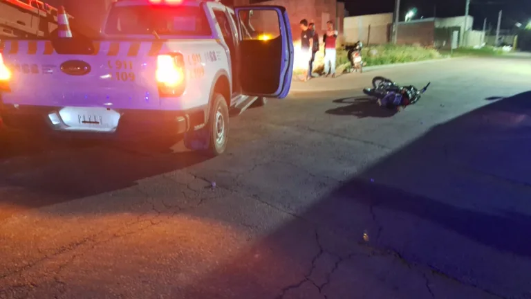 Esta madrugada un joven motociclista sufrió lesiones y golpes tras chocar contra un contenedor