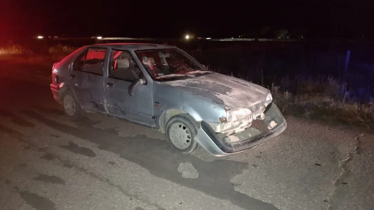 Dos jóvenes fueron atropellados por un automovilista que, según testigos, circulaba a alta velocidad