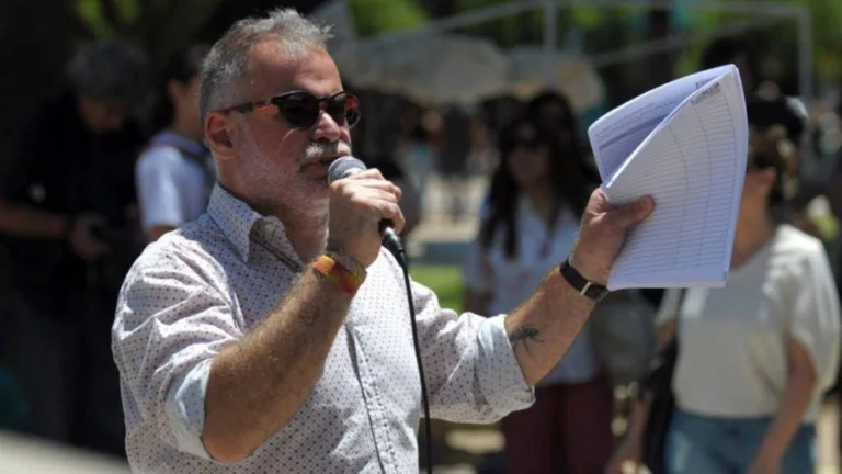 “Desde noviembre a febrero, el gobierno le robó dos sueldos enteros a cada docente”