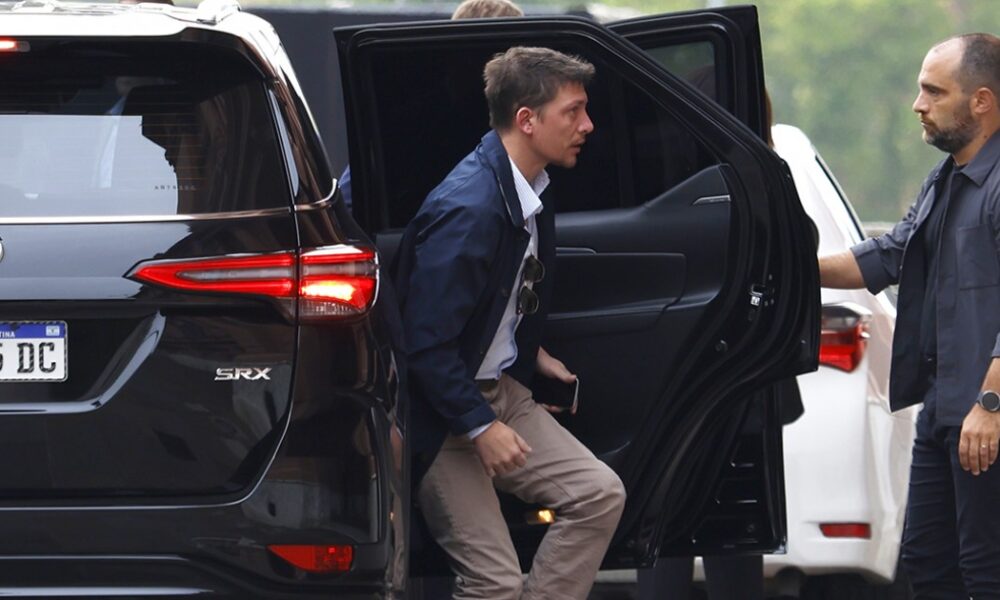 Milei le pidió a Santiago Caputo que cree una oficina para desmentir fake news