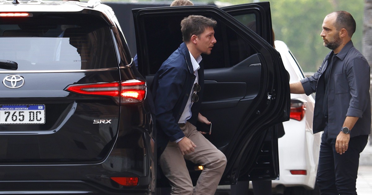 Milei le pidió a Santiago Caputo que cree una oficina para desmentir fake news