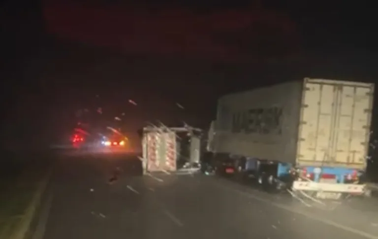 Volcaron diez camiones en medio de un temporal en la autopista Córdoba