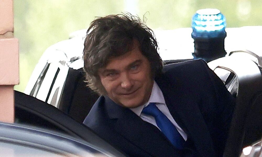 Milei retiró al Estado de la causa del crédito del FMI a Macri, para favorecer a Caputo