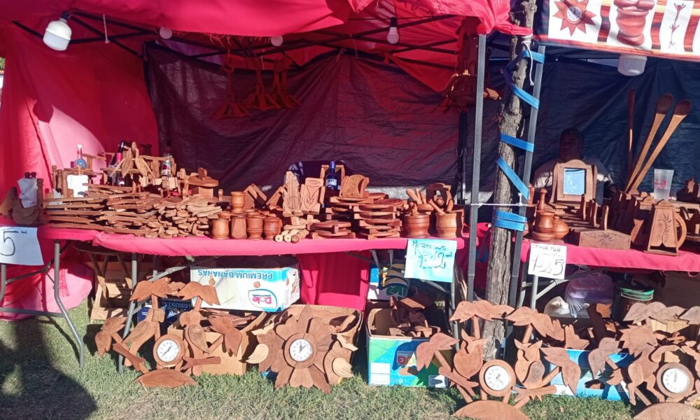 Desde las Termas hasta Tres Arroyos: el arte del algarrobo santiagueño presente en la fiesta