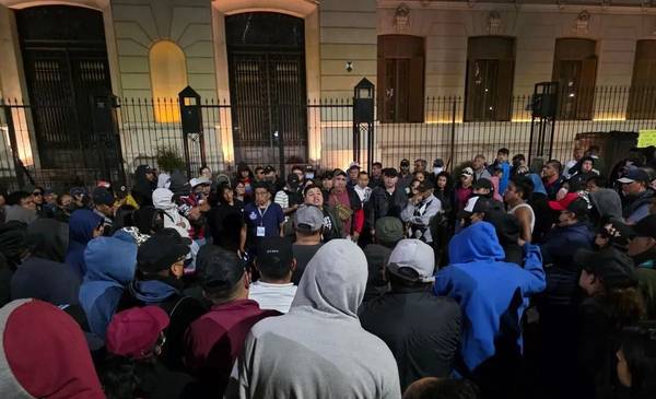 LA POLICÍA de JUJUY se enfrentó a SADIR y el Gobierno RETROCEDIÓ en un POLÉMICO aumento