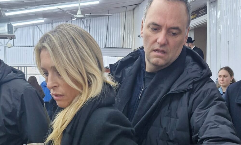 Adorni llevó a su esposa a la gira de Milei por Estados Unidos